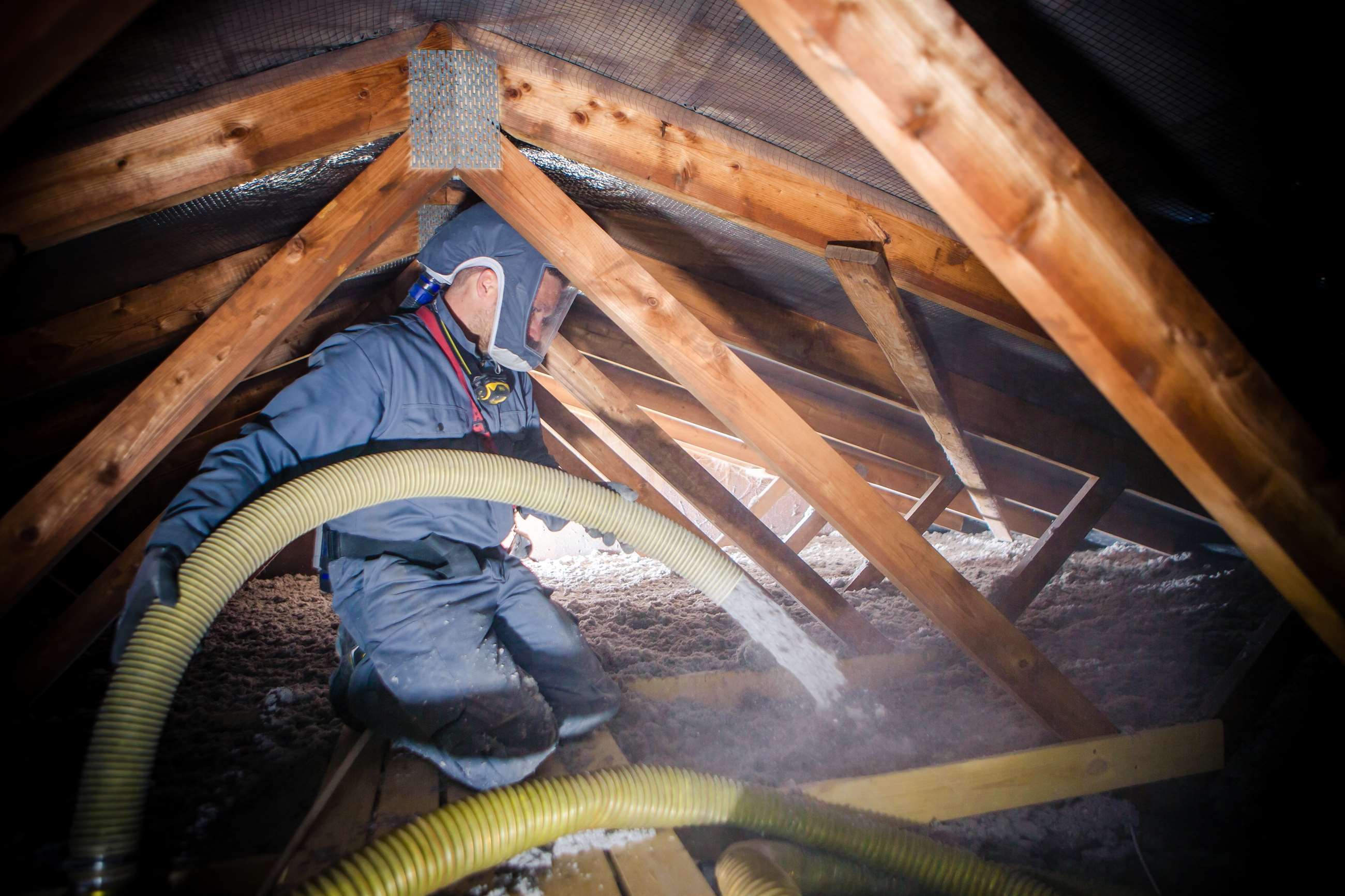 henrik blæser papir til isolering af loft